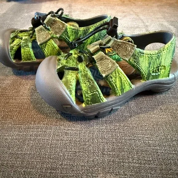 Keen Green Black Closed Toe Youth‎ Sandals 5 Durable Comfortable Outdoor Water