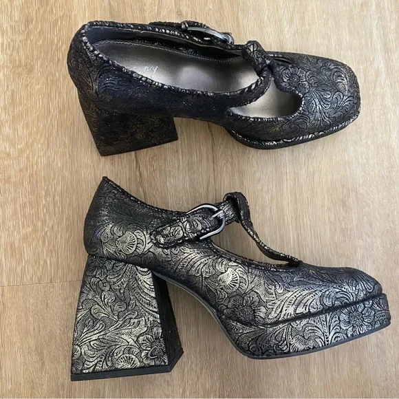 Circus NY Kay Mary Janes Metallic  Pumps Silver and Black size 8