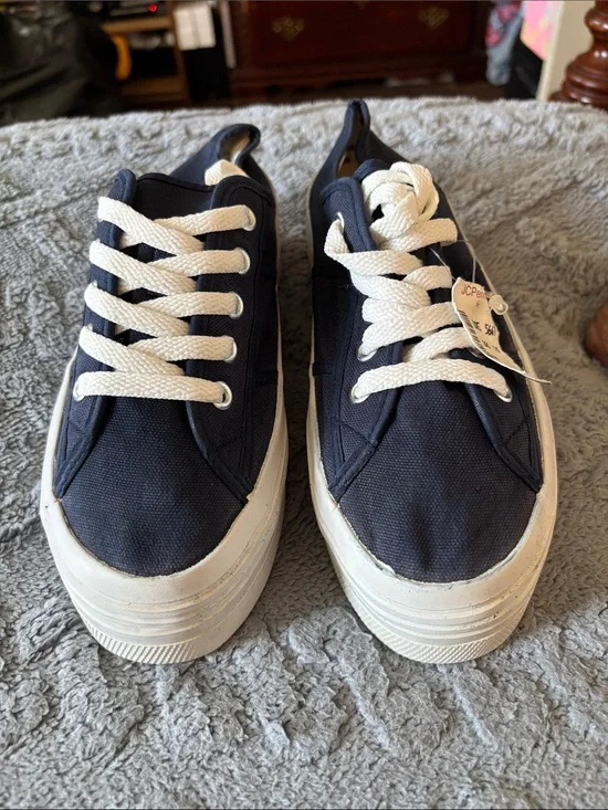 Women’s Canvas low top platform sneakers