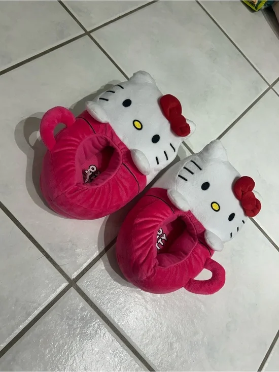 Hello Kitty Hot Pink Plush Kids Slippers with Red Bow Size 7/8 (Medium)