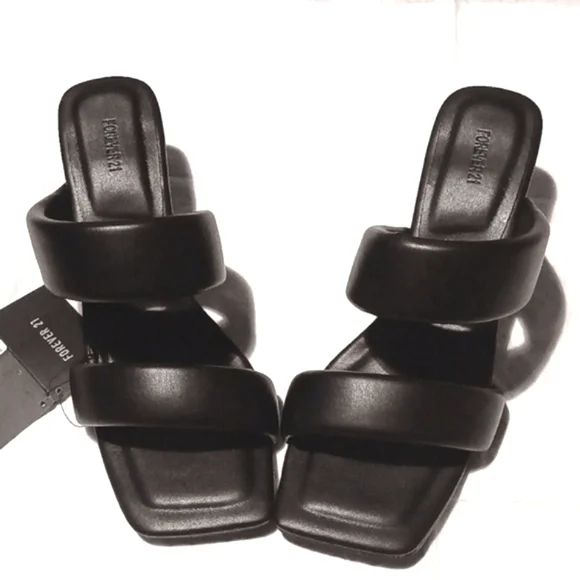 FOREVER 21. BLACK SQUARE TOE  SANDAL. SIZE 9