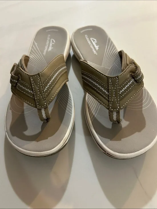 Clarks women’s Khaki Tan Thong Sandals