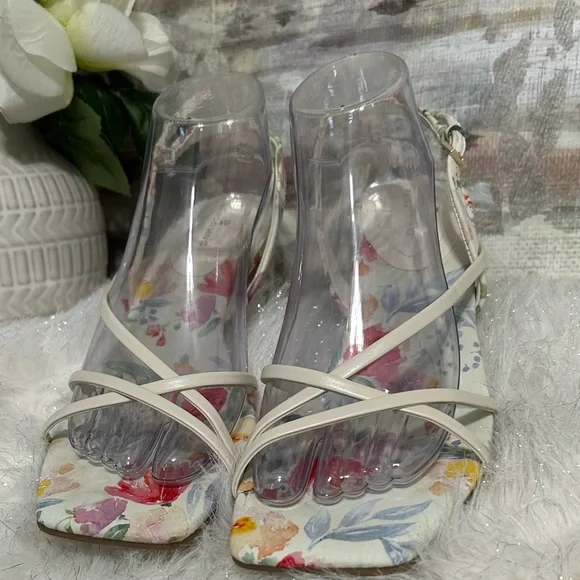 Bandolino White Floral Square-Toe Strappy Sandals