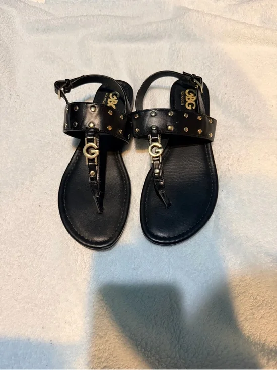 GBG Los Angeles Black Studded Thong Sandals – Women’s Size 9M