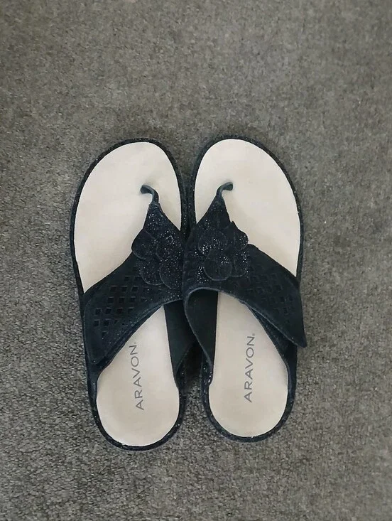 Aravon Women’s Black Leather Floral Toe-Post Sandals Size 7B.