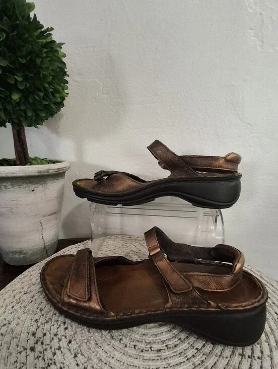 Naot Women's Metallic Bronze Adjustable Strap Sandals Size 39.