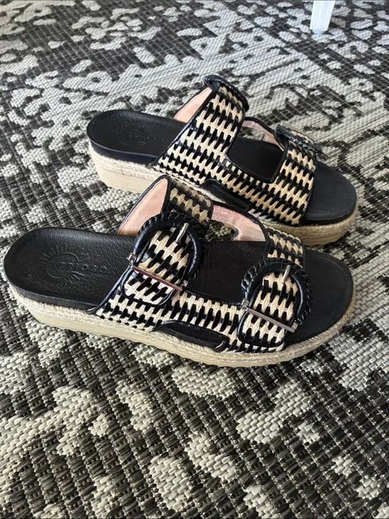 Brioso Women’s Woven Black and Natural Slide Sandals Size 9