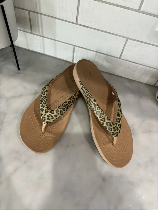 CROCS Womens Leopard Print Flip Flops Tan Brown Animal Print Sandals Size 8