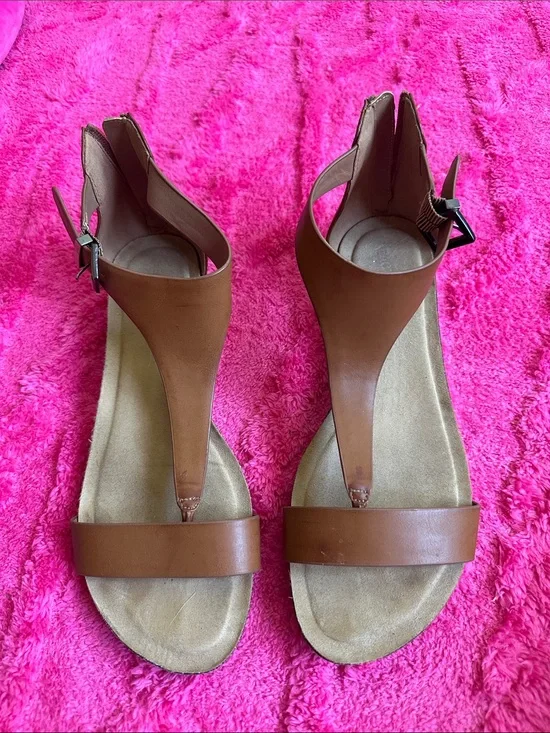 Kenneth Cole Reaction Brown T-Strap Sandals with Ankle Buckle