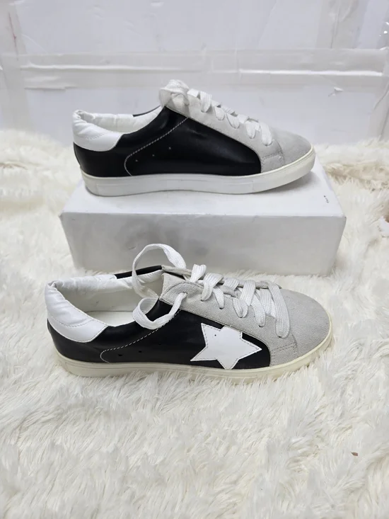 La Sheelah Women's Black and White Grey Star low Top Lace Up Sneakers Size 8.5