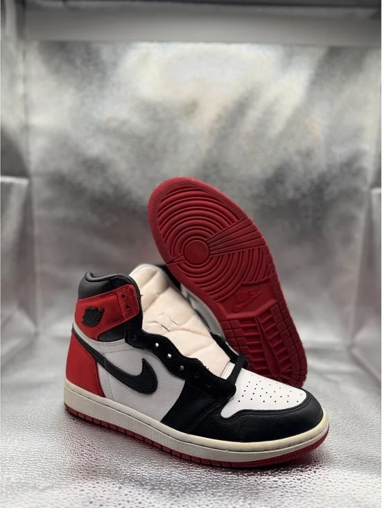 Air Jordan 1 retro high satin black toe
