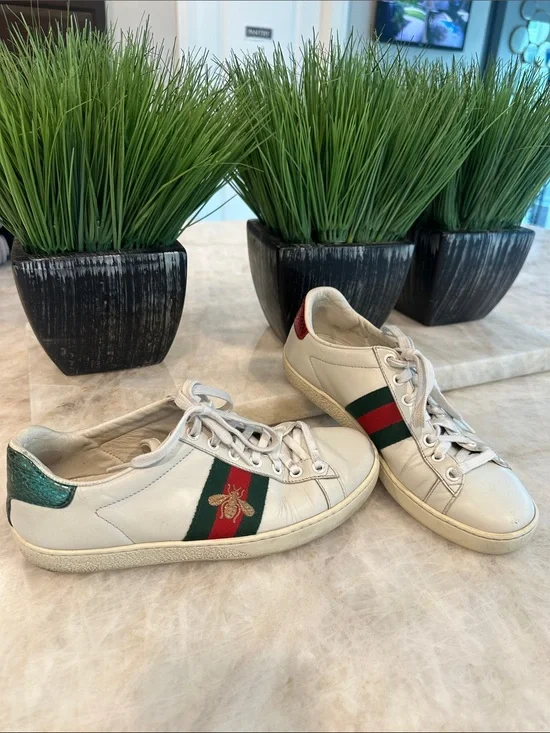White GUCCI Leather Women's Sneakers with Green & Red Stripe 36 or size 6
