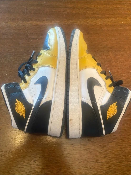 Air Jordan 1 Mid Yellow Black White Basketball sneakers  youth 5Y DQ8423-701 EUC