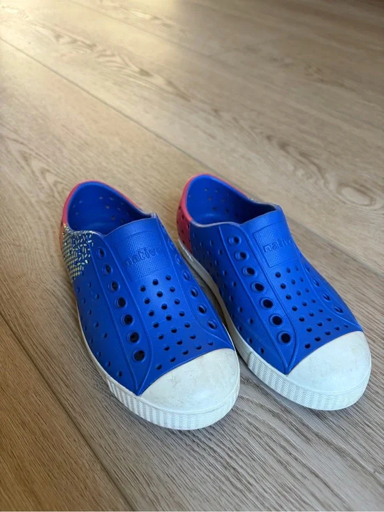 Native Kids Water Shoes in Blue with Pink Heel Accents