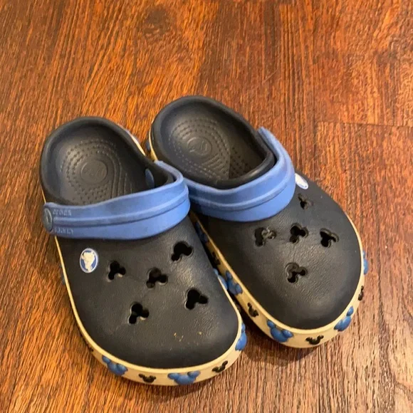 CROCS Kids Black and Blue Mickey-Print Clogs