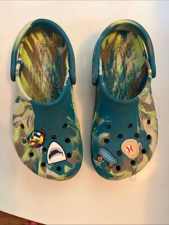Crocs Kids Clog in Green Marble size 4