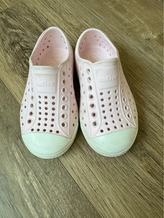Native Kids Slip-On Water Shoes in Pale Pink with White Toe