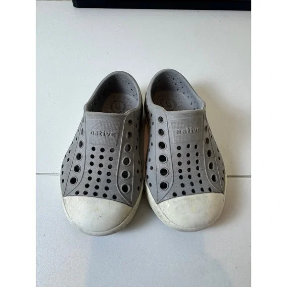 Native Jefferson Slip On Shoes Kids Size 5 Gray Sandals‎ Lightweight Minimalist