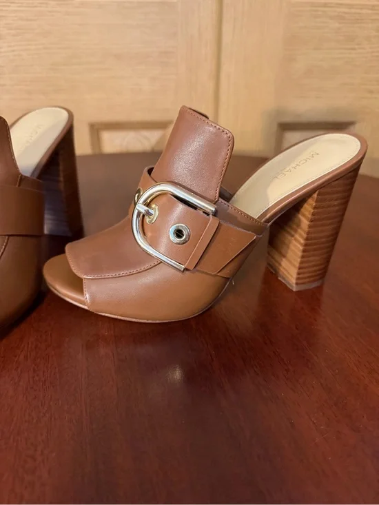 MICHAEL Michael Kors Tan Leather With Gold Buckle Block Heel Mules - Size US7