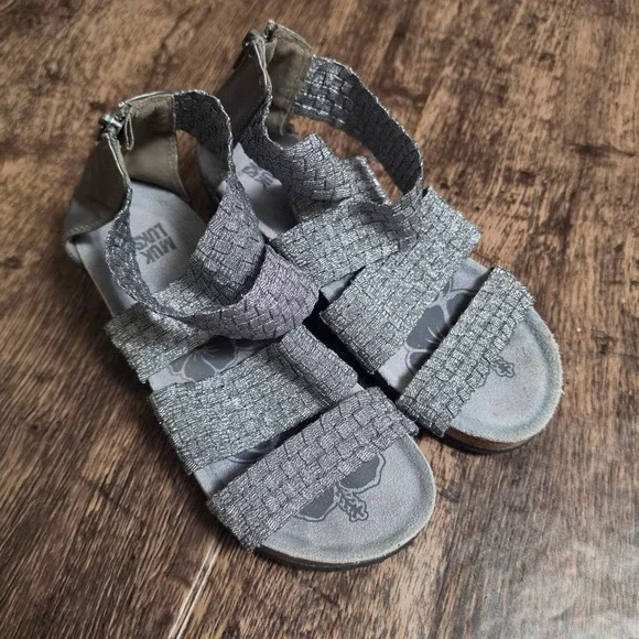 MUK LUKS Wedge Sandals Womens‎ 9 Silver Metallic Woven Strappy Back Zip Comfort