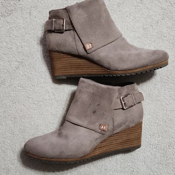 Dr. Scholl's Wedge Ankle Boot - 7.5 Tan Suede