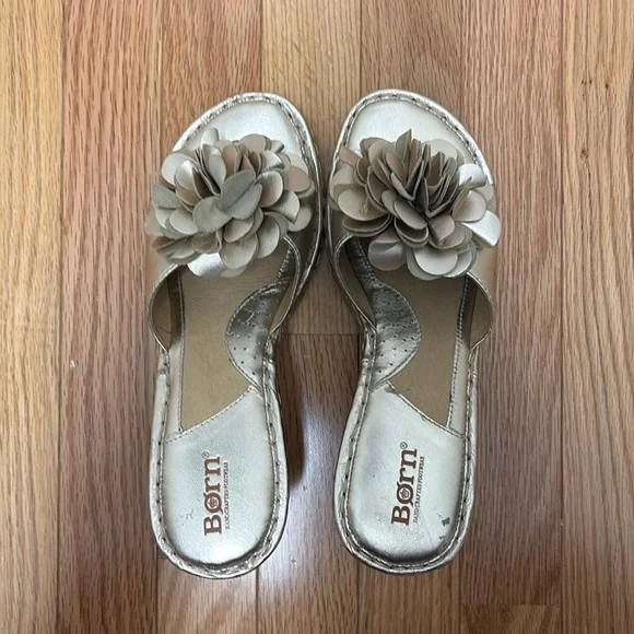 Born Metallic Gold Flower‎ Wedge Sandal - size 8