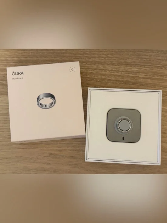 Oura Ring Gen 4 Silver brushed silver with Charging Dock and charger