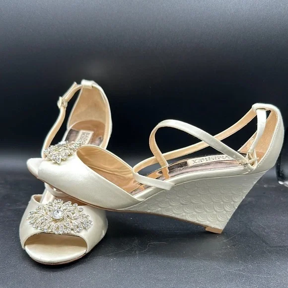 Badgley Mischka Women's Abigail Crisscross Wedge Sandals size 8