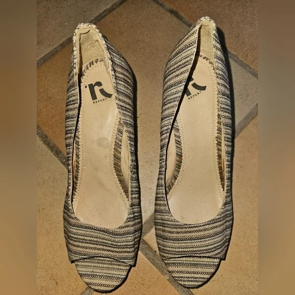Report Womans Wedge Style Open Toe Shoe Size 10
