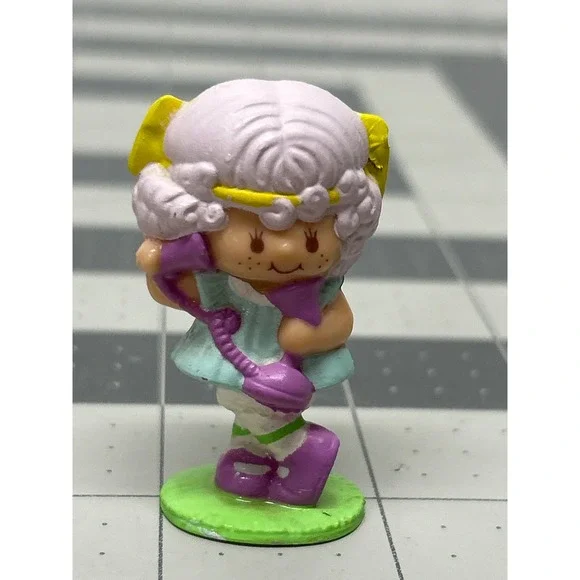 Strawberry Shortcake Angel Cake on Phone Mini PVC Figure Vintage 1982 Kenner