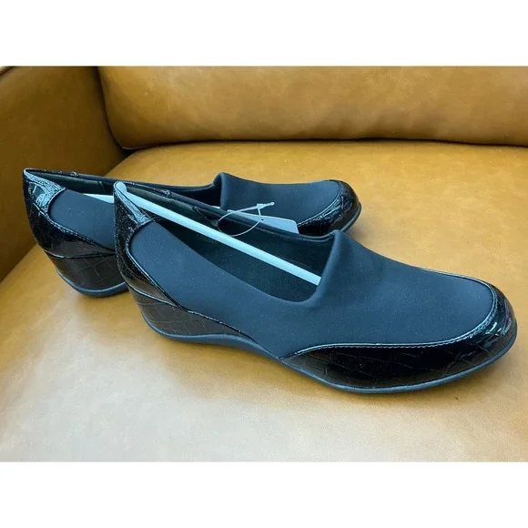 East‎ 5th Elander Wedge Pumps Womens 10 Black New Croc Embossed Patent Trim