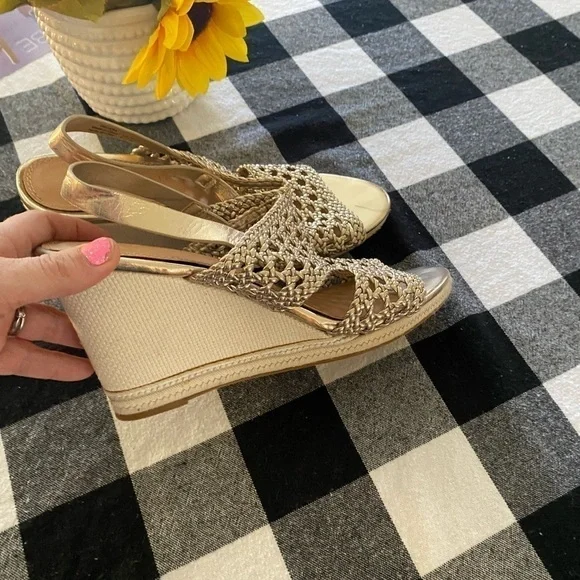 Delara size 9 Kelly and Katie wedge gold and cream shoes