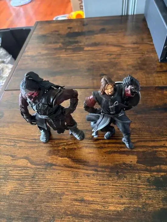 ToyBiz Lord of the Rings Aragorn and Uruk-Hai Lurtz 7-Inch Action Figures Lot