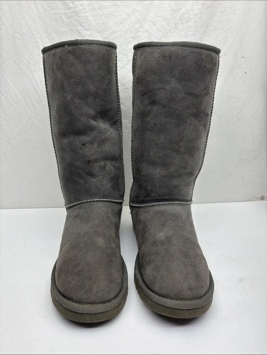 UGG Classic Tall Boots, size 7 women’s, box 26