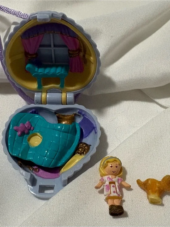 Polly Pocket Fuzzy Kitten Locket, Complete, 1993 by Blue Bird