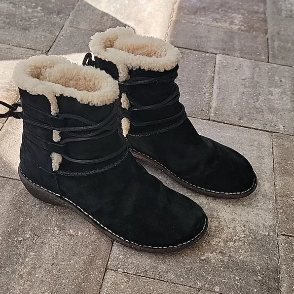 UGG Caspia Black Suede Sheepskin Lined Ankle Boots Sz 9