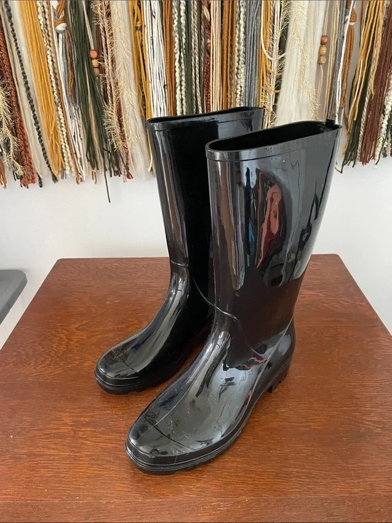 Glossy Black Rain Boots - Classic Tall Rubber Wellies never worn size 8
