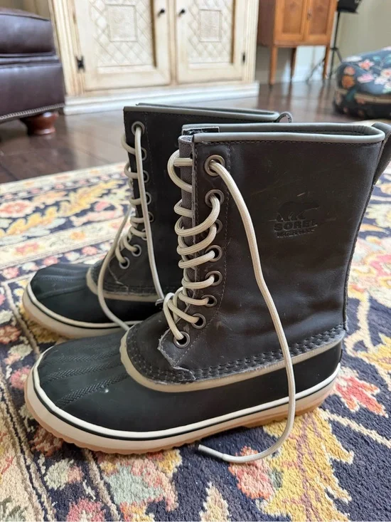 Size 8 Sorel Women’s Black and Tan Waterproof Lace-Up Winter Boots