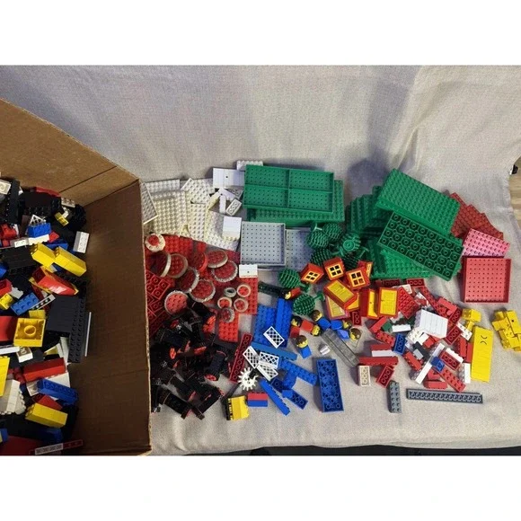Vintage LEGO Lot 8.6 lbs 60s, 70s Samsonite Waffle Plates Homemaker Figs Wheels