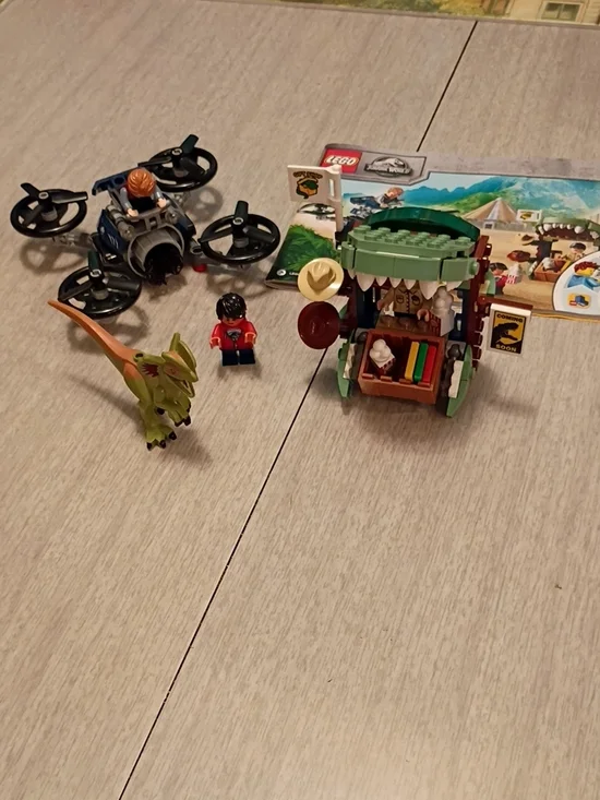 Jurassic World Lego Dilophosaurus On The Loose with instructions (Set 75934)