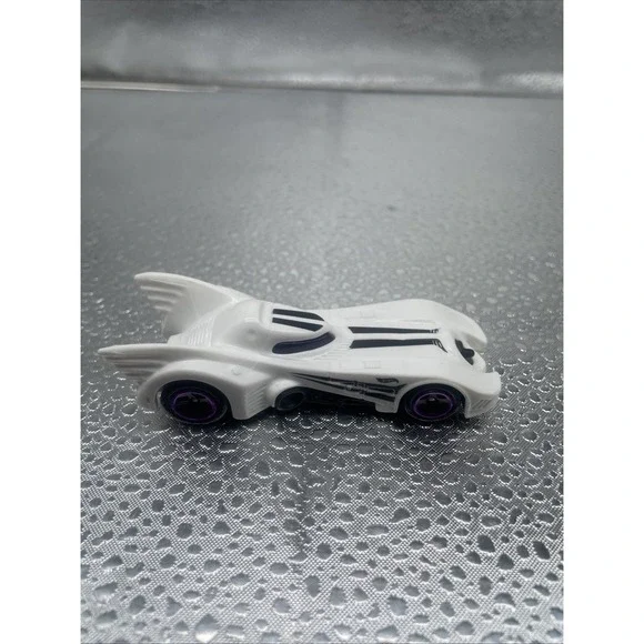 The Batman White Batmobile Collectible 1/64 Scale Diecast‎ Diorama Model 2004