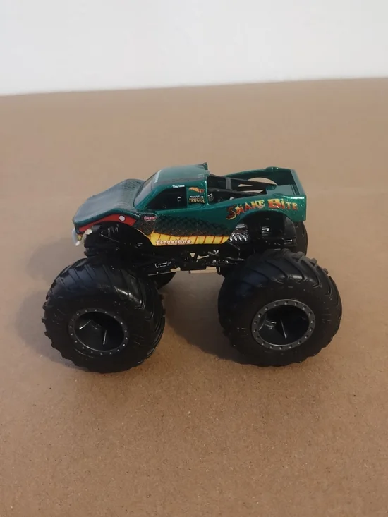 Hot Wheels Green Monster Truck Snake Bite 1:64 scale  very good condition