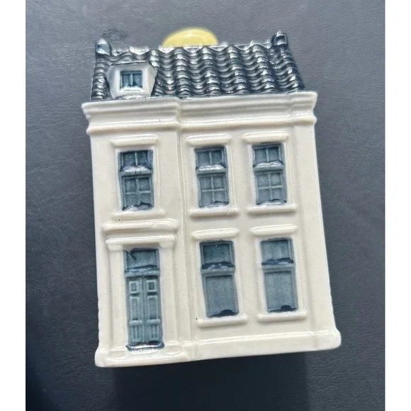 2017 #98 KLM Airlines Delft House. Sealed. Empty.  Ex. Condition.