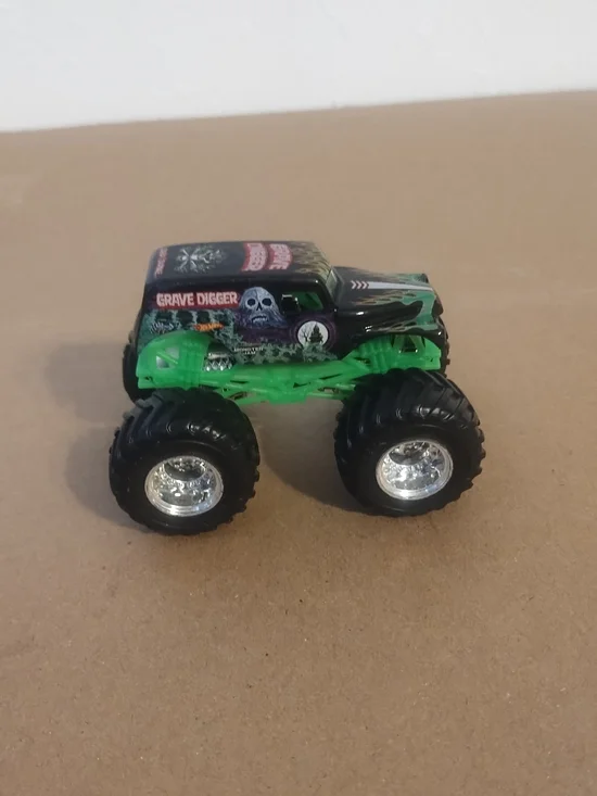 Monster Jam Grave Digger Monster Truck 1:64 Hot Wheels Toys