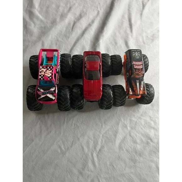 Hot Wheels Toys Monster Truck Lot Grave Digger‎ Vette Multicolor 1:64 3pc Set