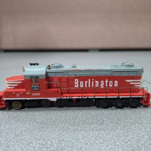 Mantua Tyco‎ GP20 Diesel Locomotive Burlington Route 5628 HO Scale Red Good