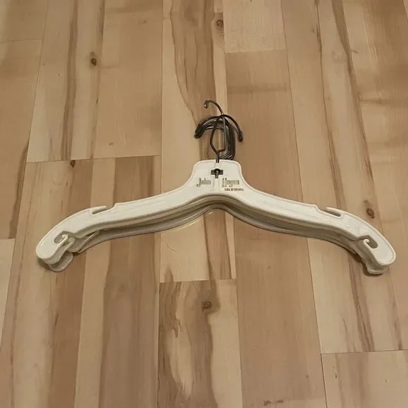 6 Plastic Clothing Hangers Clothes Hangers