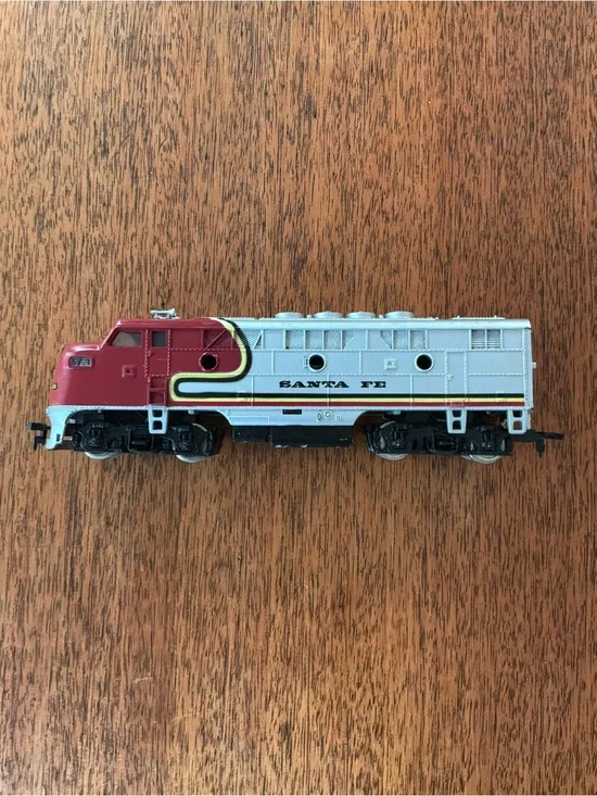 Santa Fe Die-Cast Toy Locomotive - Red and‎ White