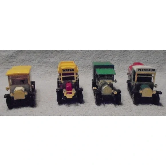 Collectors Set of 4 Classic Trucks 1918, 1912, 1910‎ Tanker Ambulance Delivery