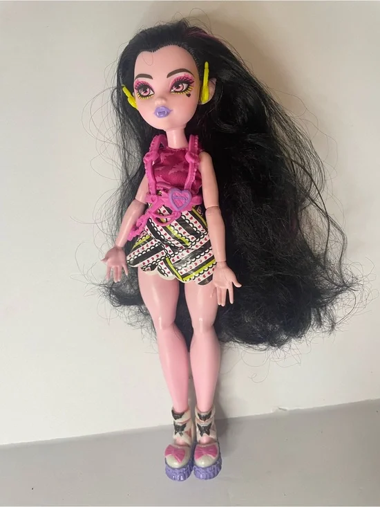 Monster High Doll Draculaura Skulltimate Secrets Neon Frights